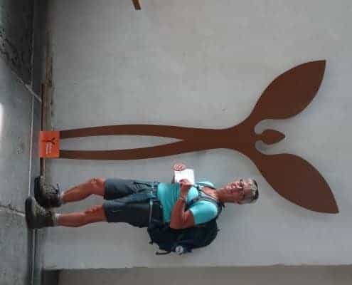 Ineke Kets bij het symbool van de Walk of Wisdom